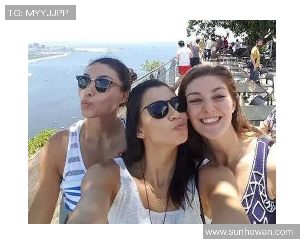 足球明星与裁判亲密合影展现赛场友谊与尊重的精彩瞬间