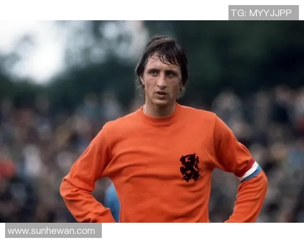 足球明星人物缩小图解析与背后故事揭秘，了解他们的成长与成就